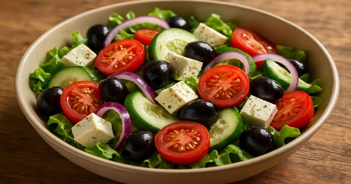 receita de salada mediterrânea ingrediente picados em cubos em uma tigela pepino, alface ,tomate, queijo feta, azeitona