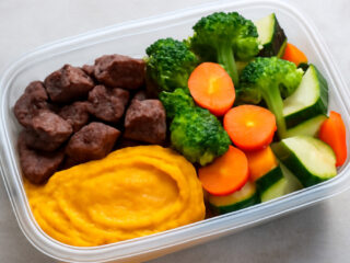 como fazer marmita fitness para semana, receita com carne magra para marmita, marmita saudável para congelar, marmita com purê de abóbora fit, marmita fit para perder peso