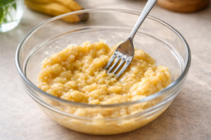 banana madura sendo amassada para panqueca de banana low carb