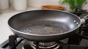 frigideira aquecendo com óleo de coco para panqueca low carb
