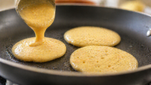 panqueca de banana low carb sendo preparada na frigideira